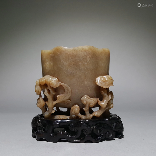 A CHINESE VINTAGE JADE TABLE DISPLAY ITEM