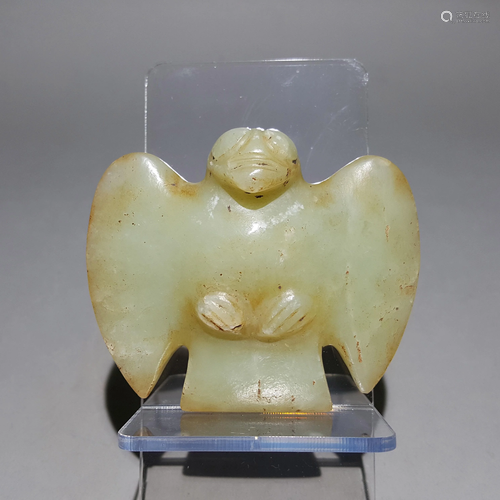 A CHINESE VINTAGE JADE ITEM