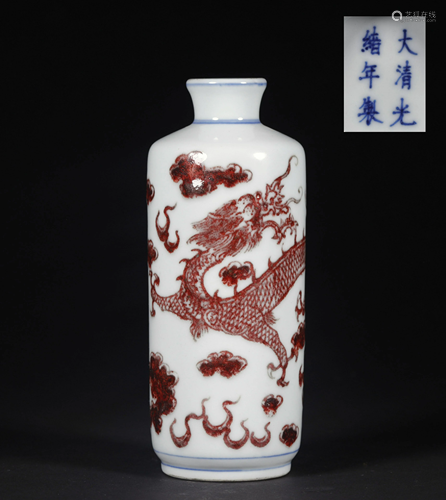 A CHINESE PORCELAIN SNUFF BOTTLE