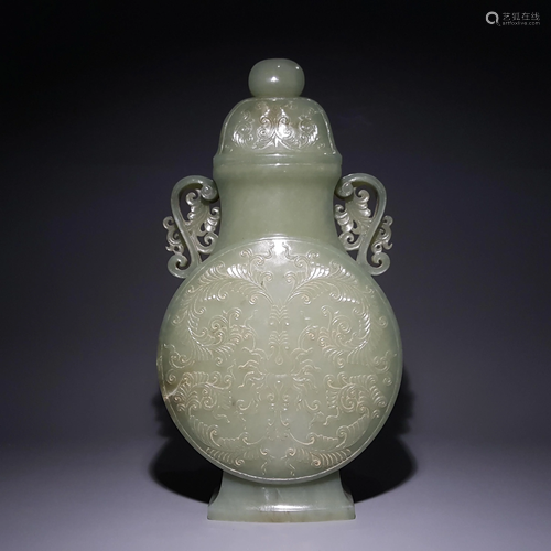 A CHINESE VINTAGE JADE VASE