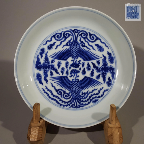 A CHINESE OLD PORCELAIN PLATE