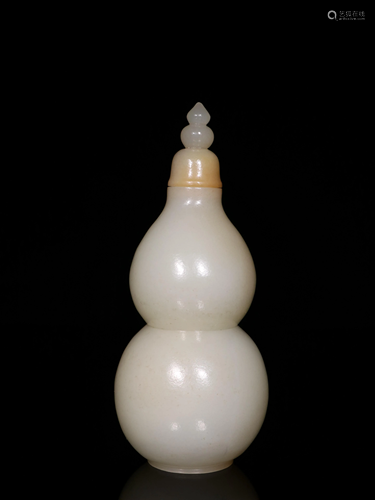 A CHINESE VINTAGE JADE VASE