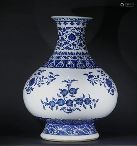 A CHINESE BLUE AND WHITE GLAZED PORCELAIN VASE