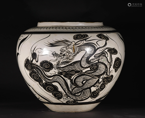 A CHINESE VINTAGE PORCELAIN JAR