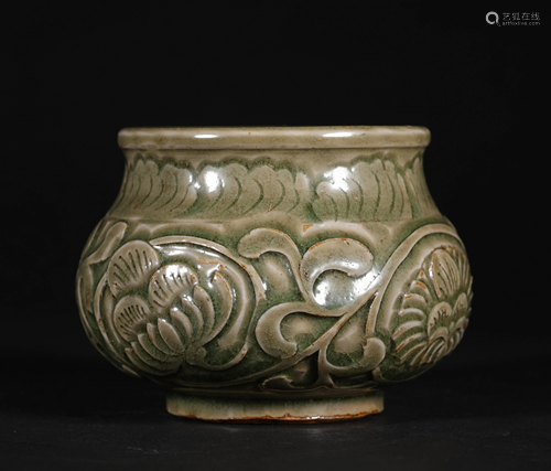 A CHINESE VINTAGE PORCELAIN JAR