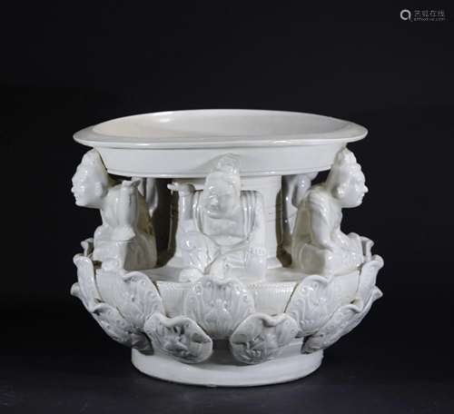 A CHINESE VINTAGE DISPLAY DECORATIVE PORCELAIN ITEM