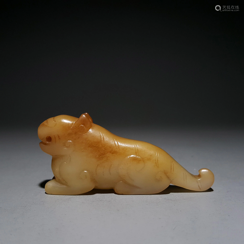 A CHINESE VINTAGE JADE DISPLAY FIGURINE