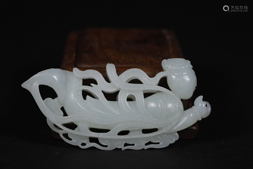 A CHINESE VINTAGE WHITE JADE ITEM