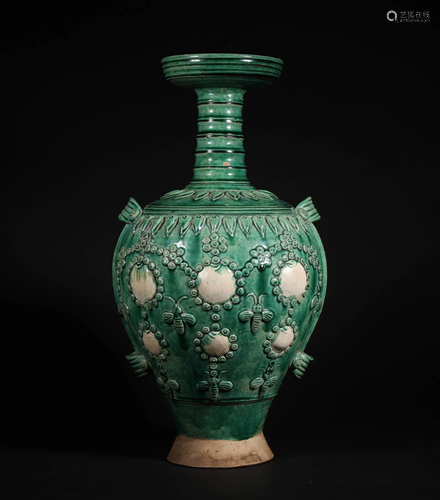 A CHINESE VINTAGE PORCELAIN VASE