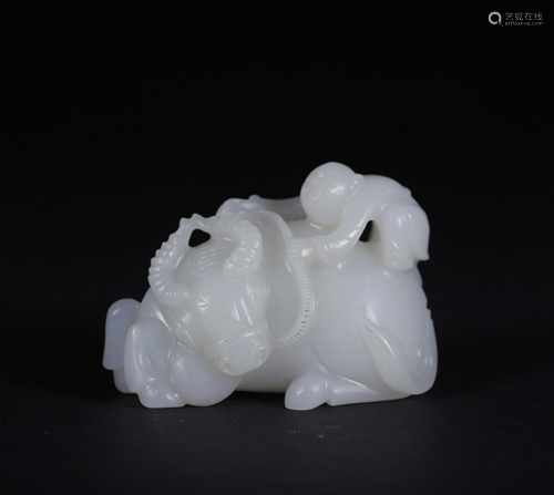 A CHINESE VINTAGE WHITE JADE FIGURINE