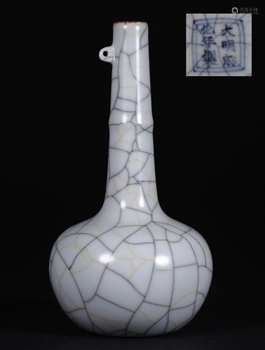 A CHINESE VINTAGE PORCELAIN VASE