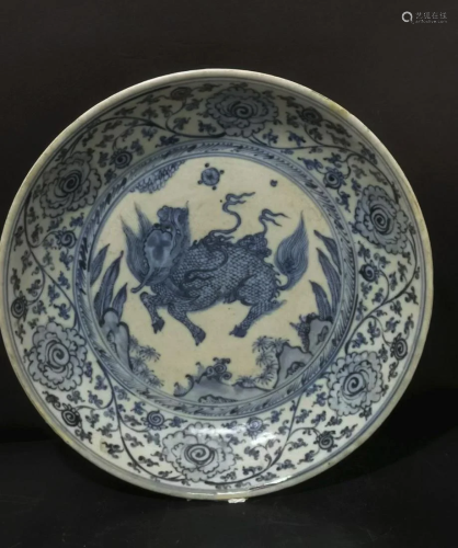 A CHINESE VINTAGE PORCELAIN PLATE