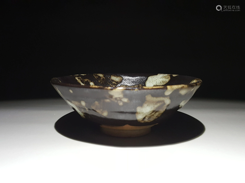 A CHINESE VINTAGE PORCELAIN BOWL