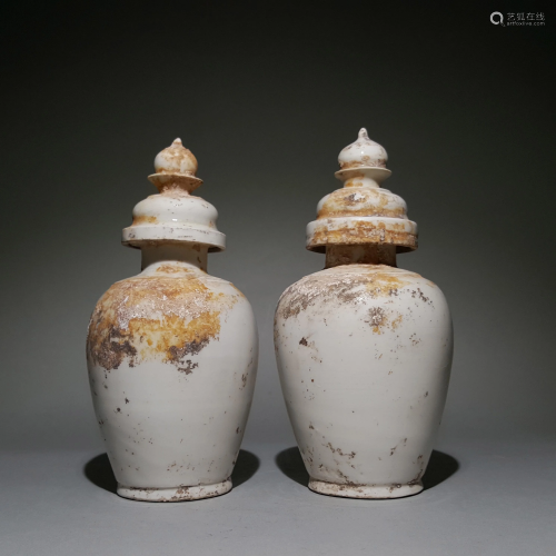 A PAIR OF CHINESE VINTAGE PORCELAIN LIDDED RELIC JARS