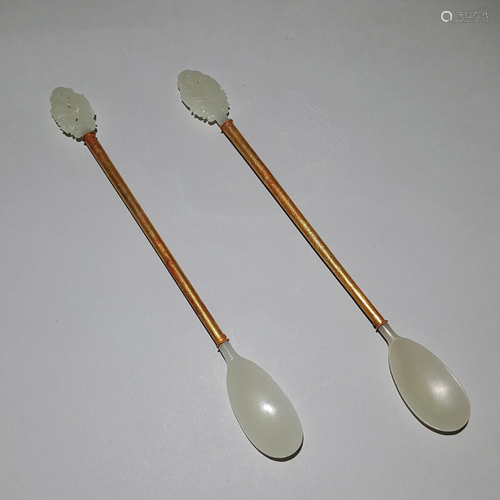 A PAIR OF JADE SPOONS