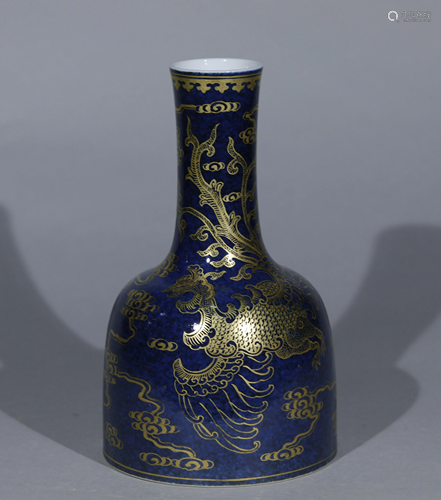 A CHINESE PORCELAIN VASE