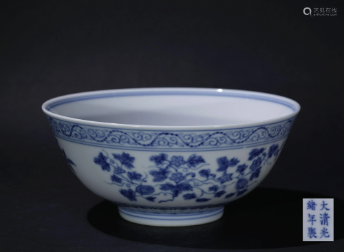 A CHINESE BLUE AND WHITE PORCELAIN BOWL