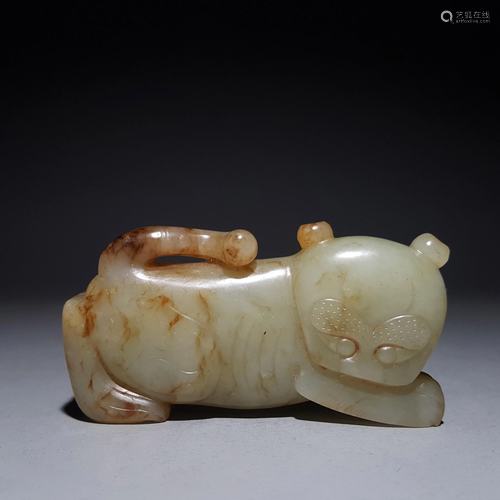 A CHINESE VINTAGE HETIAN JADE FIGURINE