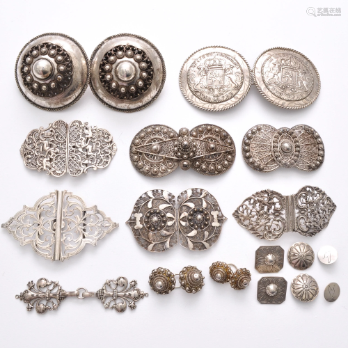 A Lot of Diverse Belt Buckles, Keelknopen and Clasps
