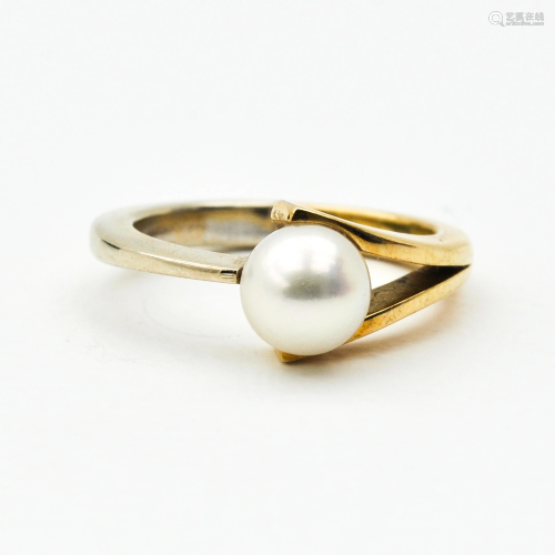 A Ladies 14KG Pearl Ring