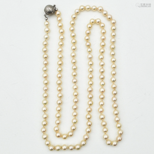 A Pearl Necklace on 18KG Clasp Set with Diamond