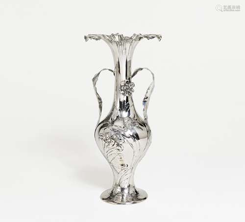 JUGENDSTIL VASE MIT BLÜTENDEKOR.