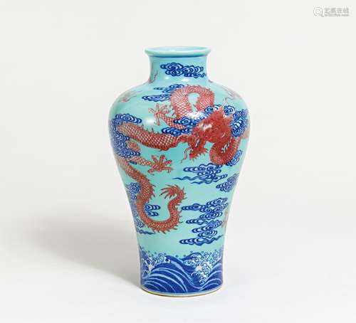 MEIPING-VASE MIT DRACHEN IN WOLKEN.