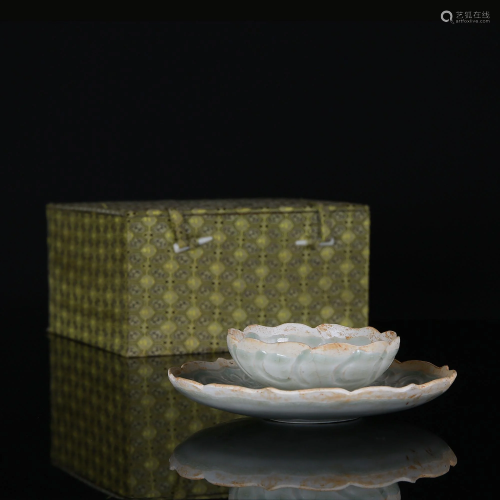 Celadon and white glaze carved flower-mouth cups and