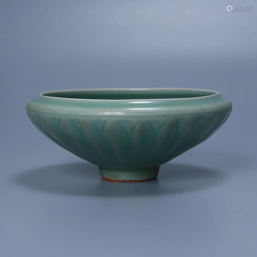 Song Dynasty Longquan kiln powder celadon glaze lotus