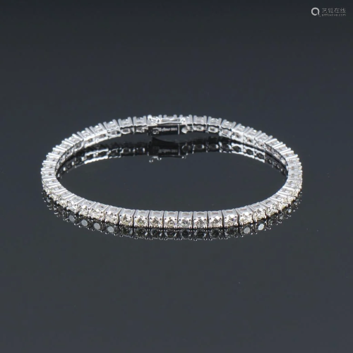 Diamond tennis bracelet in 14k white gold.