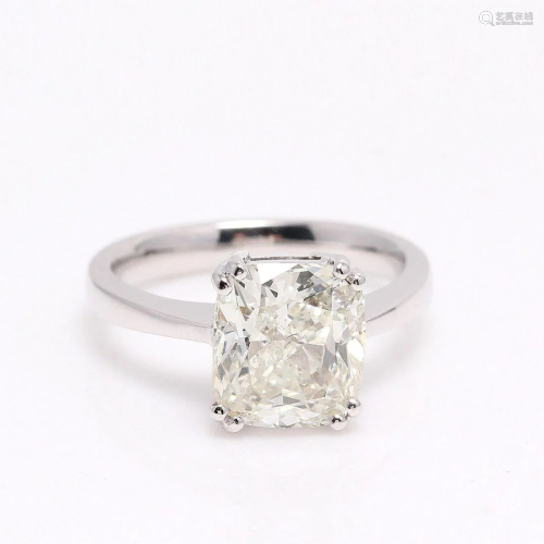 Ring in 18kt white gold set with a cushion cut diamond