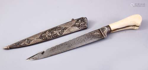 AN EARLY 20TH CENTURY INDIAN IVORY HILTED DAGGER, with silver inlaid Damascus fish hook blade in a
