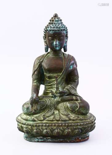 A GOOD EARLY 17TH / 18TH CENTURY TIBETAN BRONZE FIGURE OF BUDDHA, in a seated position holding a