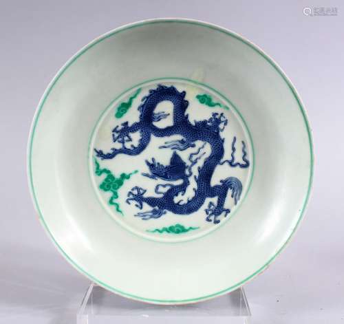 A CHINESE FAMILLE VERTE / DOUCAI PORCELAIN DRAGON DISH, with a five claw dragon amongst clouds,