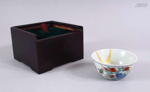 A GOOD CHINESE DOUCAI PORCELAIN CHICKEN CUP & BOX, the cup decorated with grazing chicken in