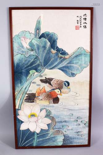 A 19TH / 20TH CENTURY CHINESE WATER COLOUR PAINTING OF DUCKS - SIGNED, the ducks at waterside with