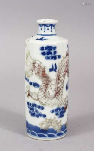 A CHINESE 18TH / 19TH CENTURY CHINESE UNDERGLAZE BLUE & IRON RED CYLINDRICAL PORCELAIN SNUFF BOTTLE,