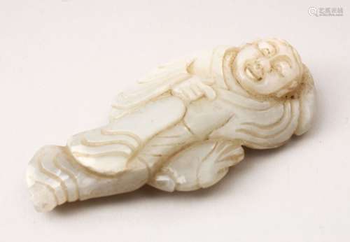 A GOOD 19TH / 20TH CENTURY CHINESE CARVED JADE PENDANT OF A MAN, the carving depicting a stood