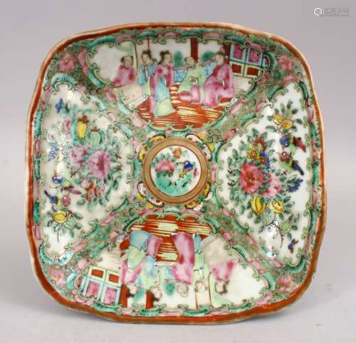 A 19TH CENTURY CHINESE CANTON FAMILLE ROSE PORCELAIN DISH, with panel decoration depicting figures