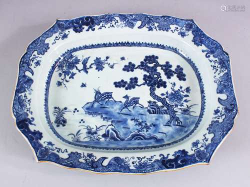 AN 18TH CENTURY BLUE & WHITE QIANLONG PORCELAIN SERVING DISH, decorated with scenes of two in a
