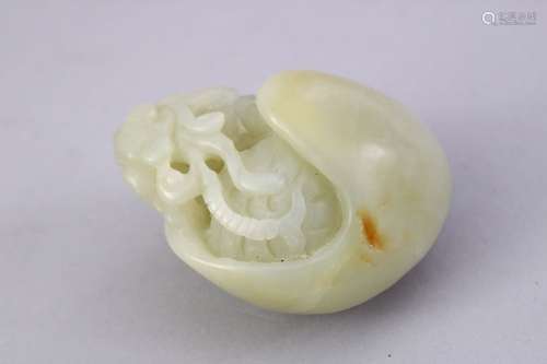 A GOOD CHINESE CARVED JADE FIGURE OF LINZHI, 5.3cm.