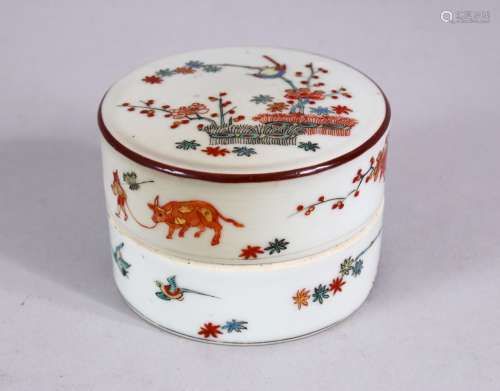 A GOOD JAPANESE MEIJI PERIOD KAKIEMON STYLE PORCELAIN BOX AND COVER, decorated with a main display