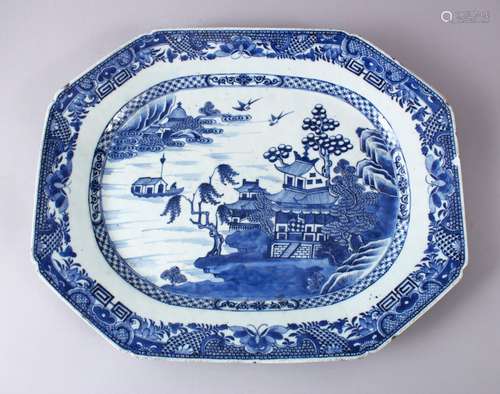 A LARGE 18TH CENTURY CHINESE BLUE & WHITE PORCELAIN SERVING DISH, decorated with typical qianlong