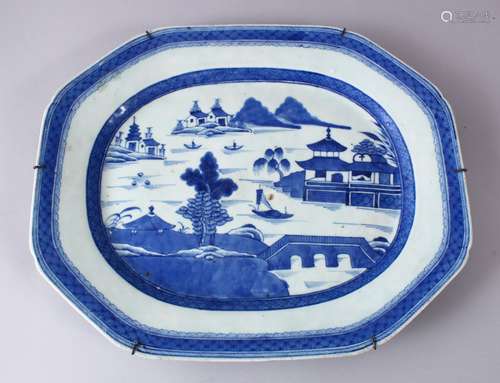 A LARGE 18TH CENTURY CHINESE BLUE & WHITE PORCELAIN SERVING DISH, decorated with typical qianlong