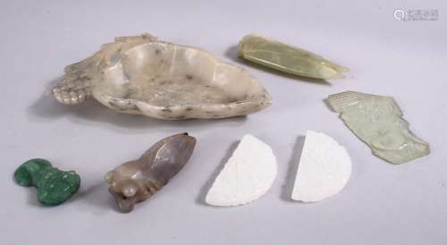 A MIXED LOT OF SEVEN 19TH / 20TH CENTURY CHINESE CARVED JADE / HARD STONE ITEMS, comprising a carved