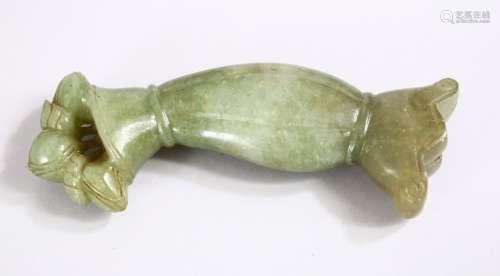 A GOOD 19TH CENTURY INDIAN CARVED JADE DAGGER HANDLE 13cm.