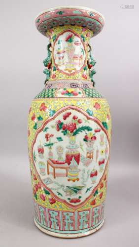 A GOOD 19TH CENTURY CHINESE FAMILLE ROSE / JAUNE PORCELAIN VASE, the body with a yellow ground