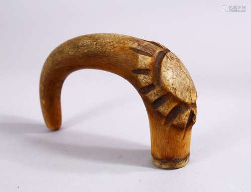 A 19TH CENTURY CARVED RHINOCEROS HORN STICK HANDLE, 10CM