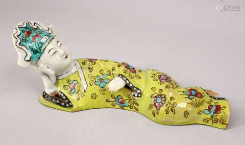 A CHINESE 19TH CENTURY FAMILLE ROSE PORCELAIN WALL HANGING FIGURE, depicting a recumbent lady,