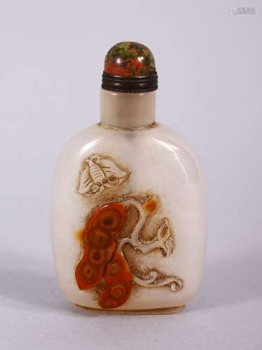 AN GOOD CARVED AGATE SNUFF BOTTLE WITH BEANS, the bottle with a hard stone stopper with a metal